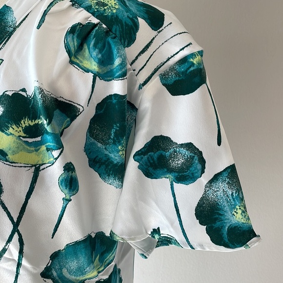 ALFANI women’s poppy floral short sleeve blouse V neck size Med white w/ green - Picture 6 of 12